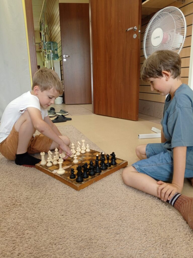 Дети играют в шахматы