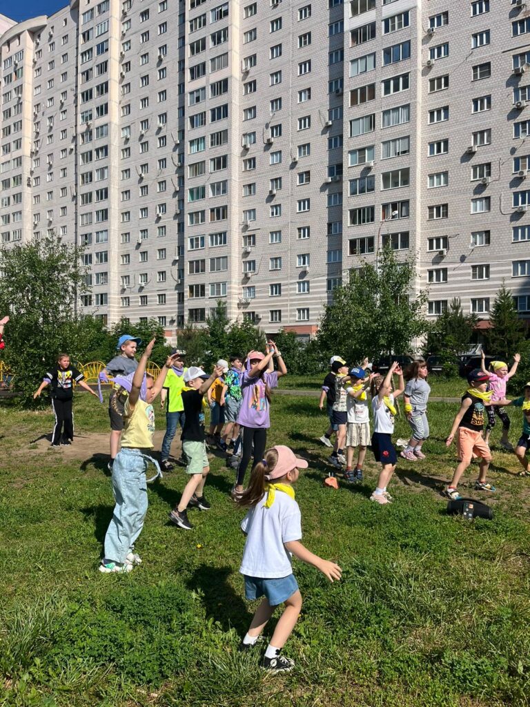 Дети играют на прогулке